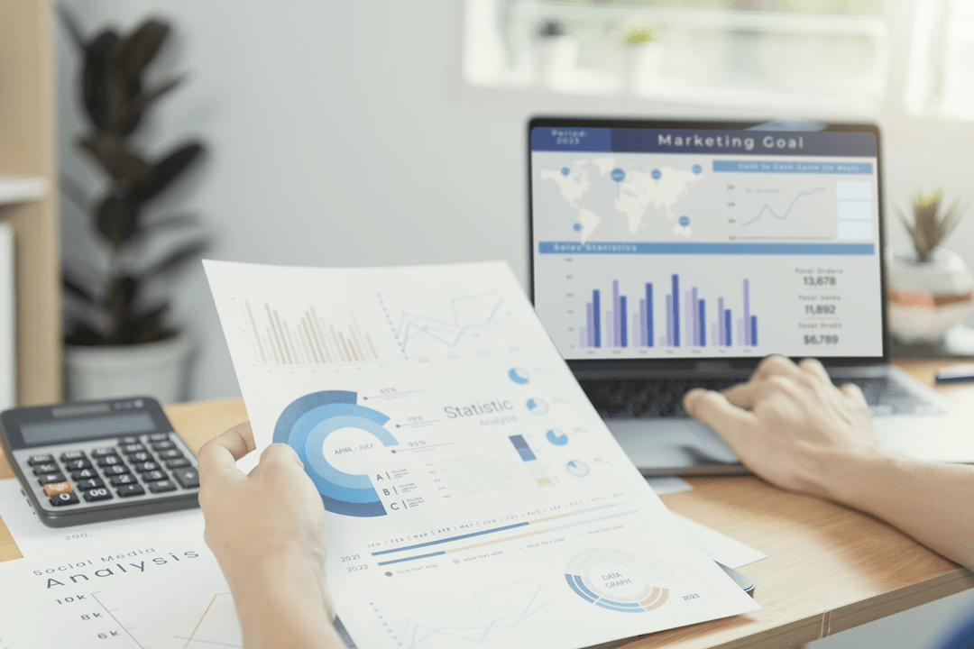 Essa imagem serve para ilustrar o manuseio de dados e informações.